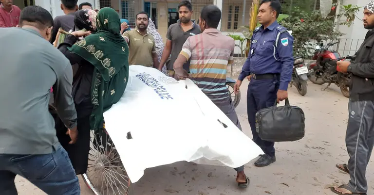 নিহতের মরদেহ নিয়ে যাওয়া হচ্ছে